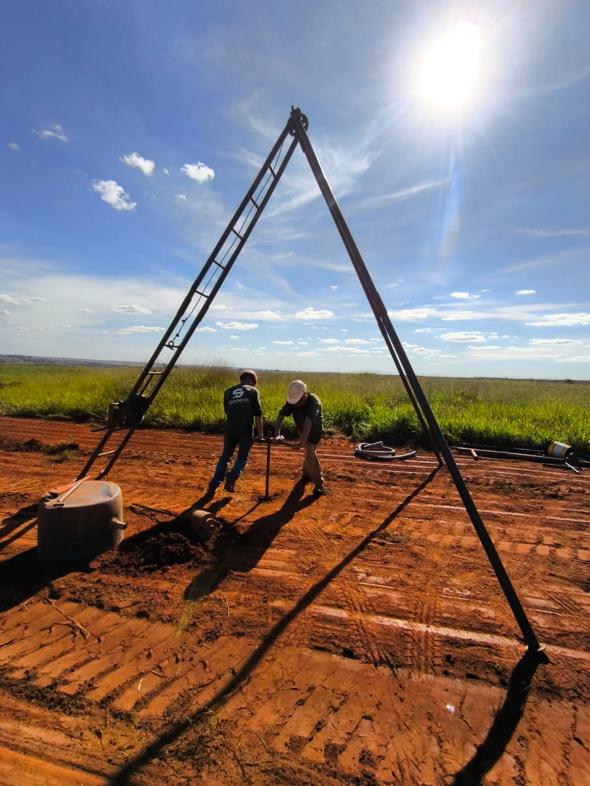 Equipamento de sondagem SPT em operação