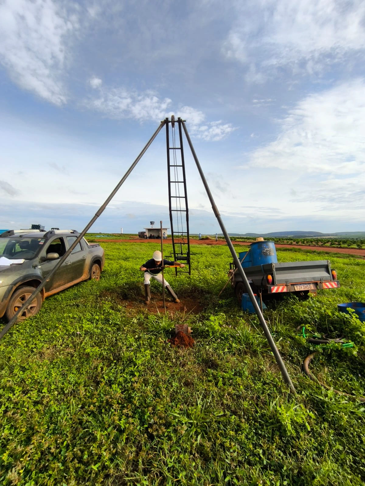 Coleta de amostras de solo durante sondagem SPT